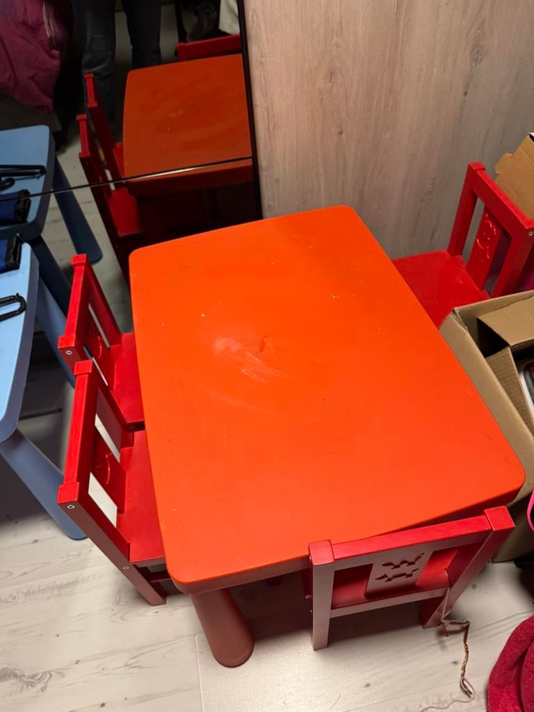 Table IKEA rouge avec 4 chaises, Enfants & Bébés, Enlèvement, Comme neuf