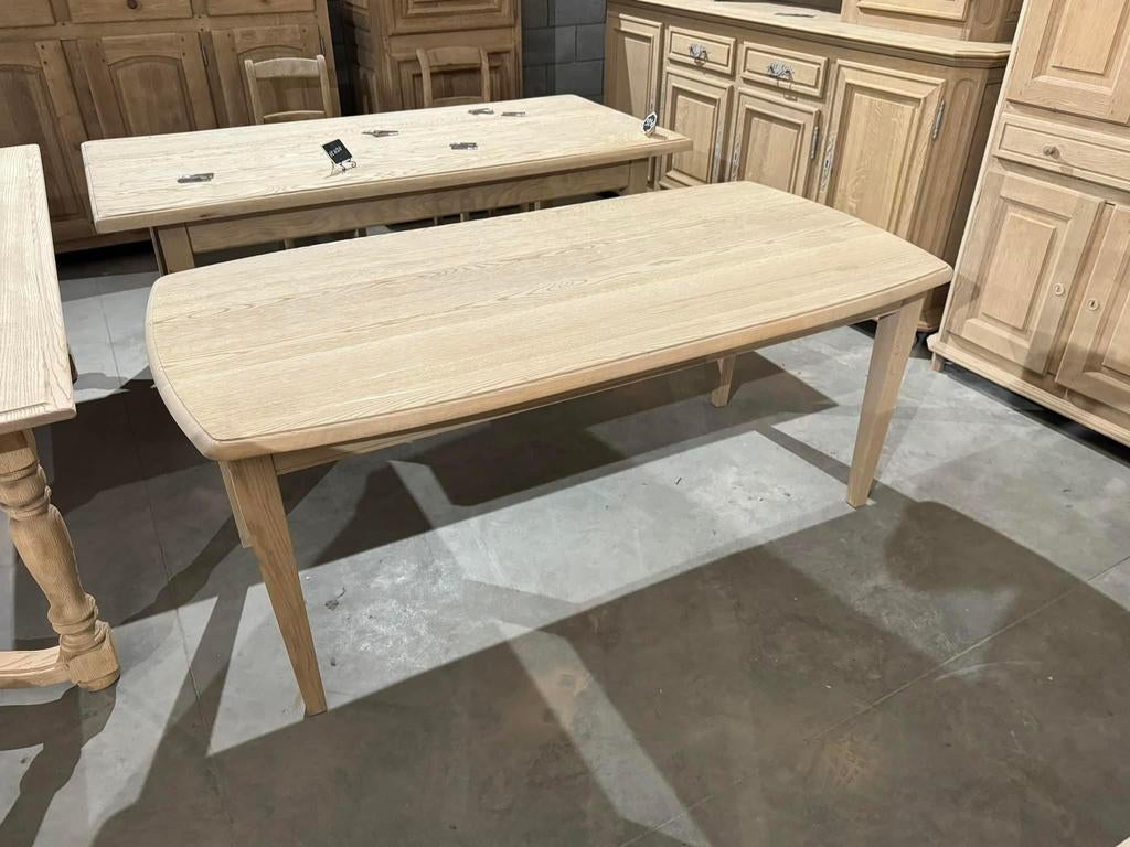 Aerogomated eettafel van ruw eikenhout