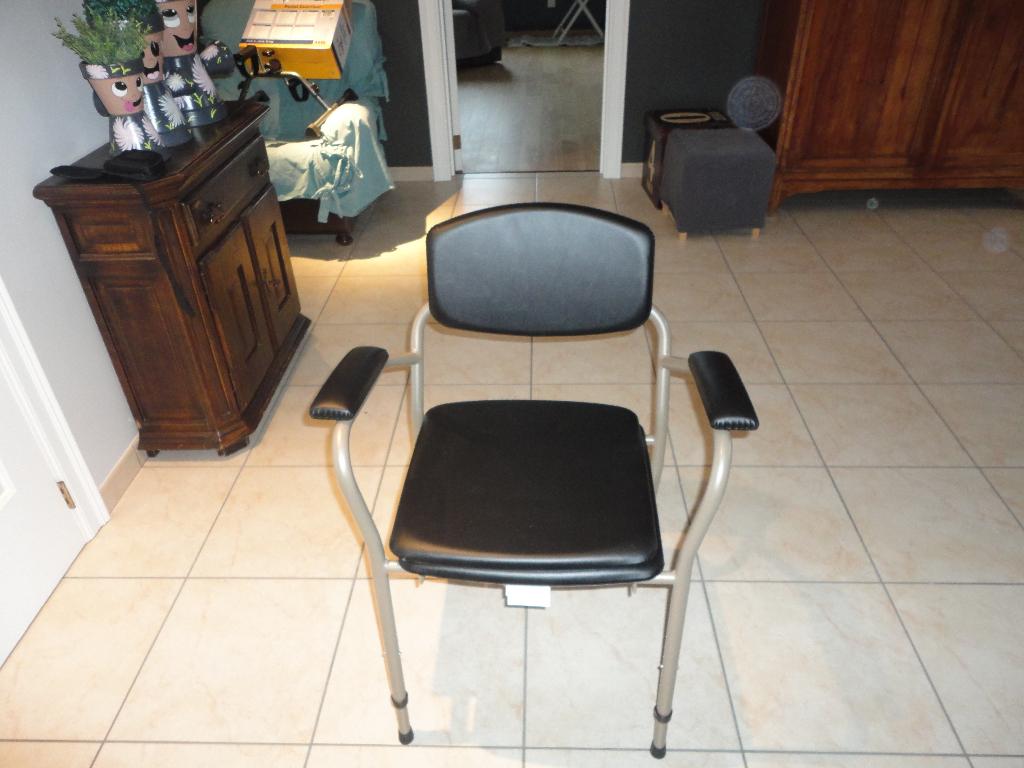 Stoel met gaatjes te koop, Ophalen, Nieuw