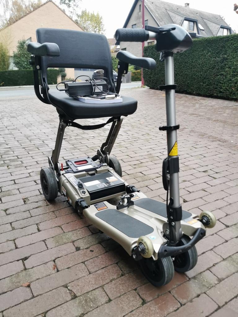 Trottinette pliable presque neuve plus d'infos 0488826971, Divers, Chaises roulantes, Enlèvement ou Envoi, Pliant, Comme neuf