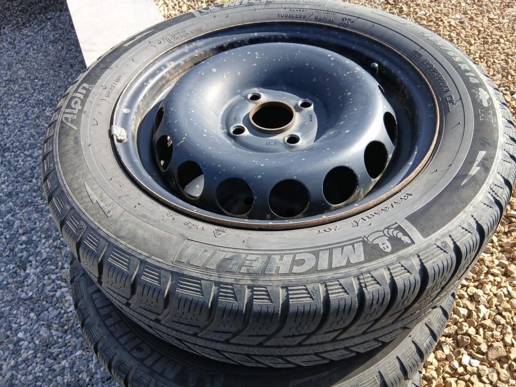 4 pneus Michelin hivers monté sur jante Peugeot 107, Autos : Pièces & Accessoires, Pneus & Jantes, 14 pouces, Pneus et Jantes