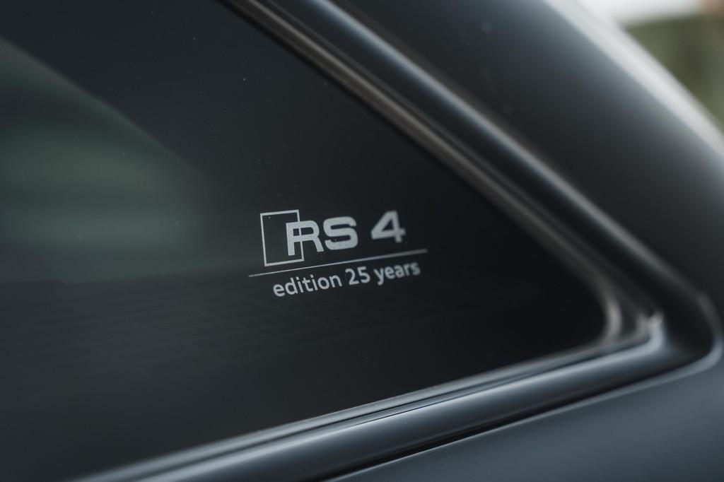 Audi RS4 Avant - 25 years edition - 470PK (bj 2025), Auto's, Automaat, Alcantara, Zwart, Bedrijf