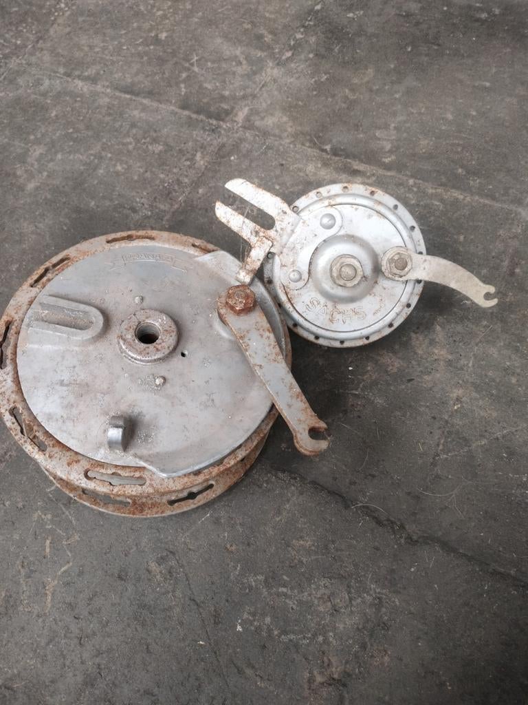 Deux moyeux de roues pour cyclos anciens et motos anciennes, Vélos & Vélomoteurs, Cyclomoteurs | Oldtimers & Ancêtres, Enlèvement ou Envoi