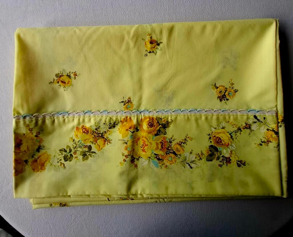 Twee lakens en twee kussens in perkal katoen, Huis en Inrichting, Slaapkamer | Beddengoed, Geel, Overige typen, Tweepersoons, Ophalen of Verzenden