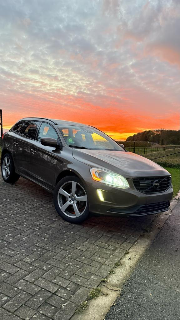 Volvo XC60 2.0 5 cylindres 136 CV D3 Summum full, Autos, Euro 5, Achat, 139 g/km, Entretenue par le concessionnaire