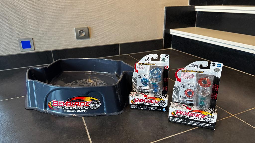 Beyblade Metal Masters Set (Nieuw)  + Destroyer Stadium, Collections, Jouets, Enlèvement, Neuf