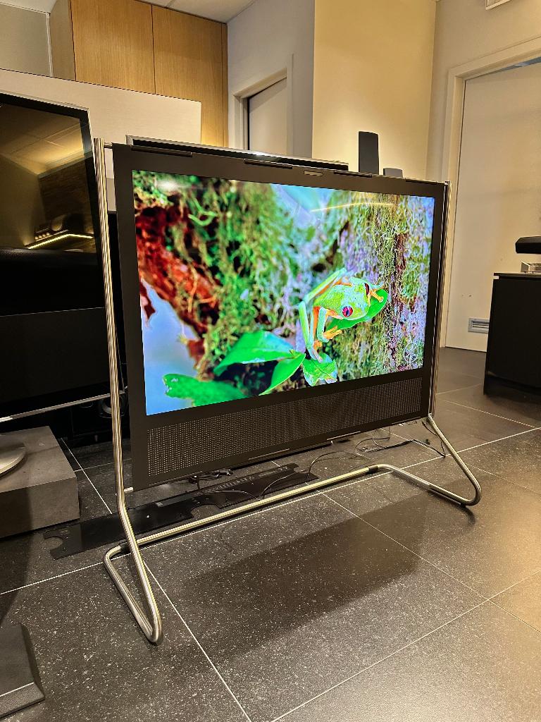 Bang & Olufsen Beoplay V1-40 op floor stand - B&O, Audio, Tv en Foto, Televisie-accessoires, Ophalen, Info@bang-olufsen.dk, Zo goed als nieuw