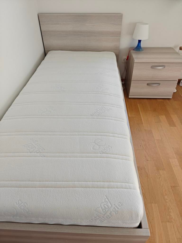 Enkel bed met nachttafel, Ophalen, Matras