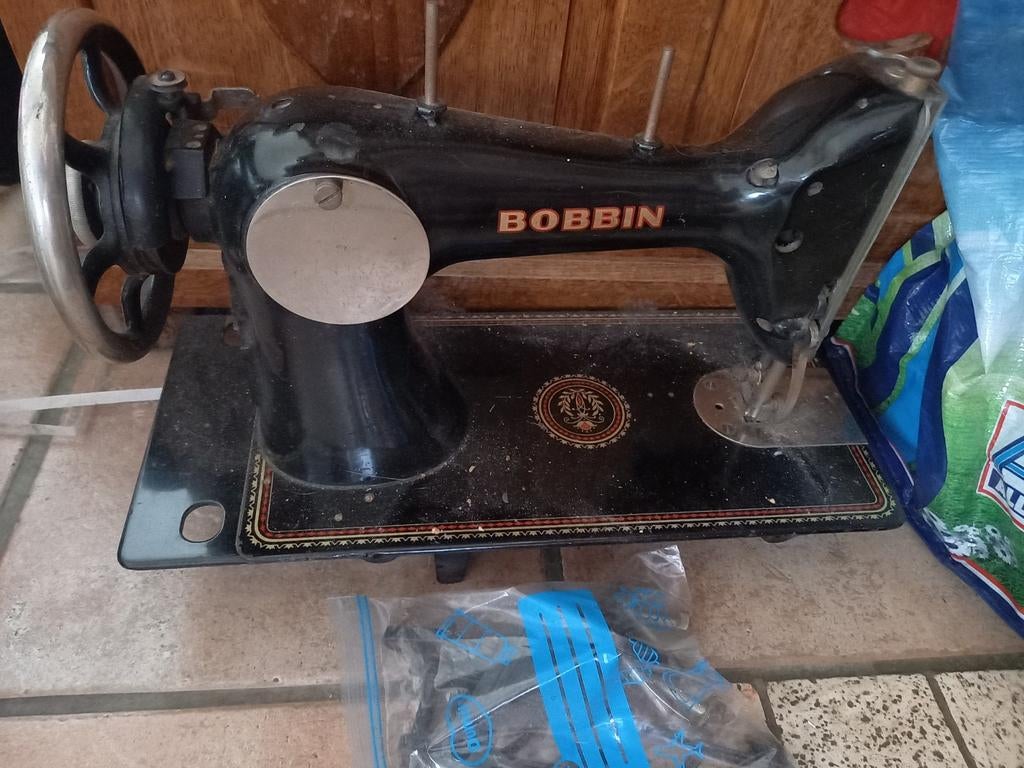 Ancienne machine à coudre, Antiquités & Art, Antiquités | Machines à coudre, Enlèvement