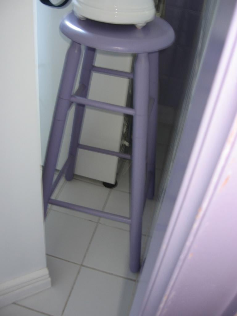 Lila beschilderde houten barkruk, Ophalen, 60 tot 90 cm, Zo goed als nieuw, 1 kruk