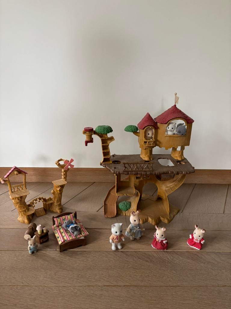 Sylvania set: avontuurlijke boomhut + bed + popjes + kleren, Ophalen, Zo goed als nieuw