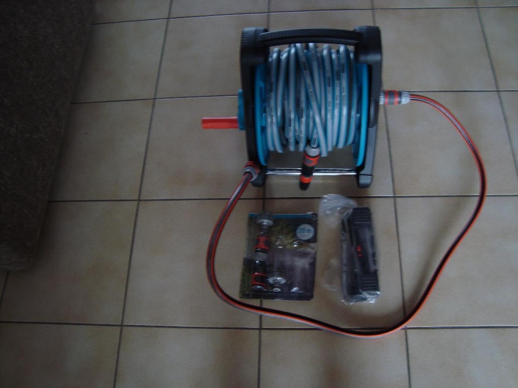 Porte-tuyau mural GARDENA 50 avec tuyau de 20 m, Enlèvement, Neuf, Dévidoir