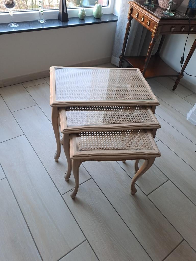 Drie mooie bijzettafeltjes., Ophalen