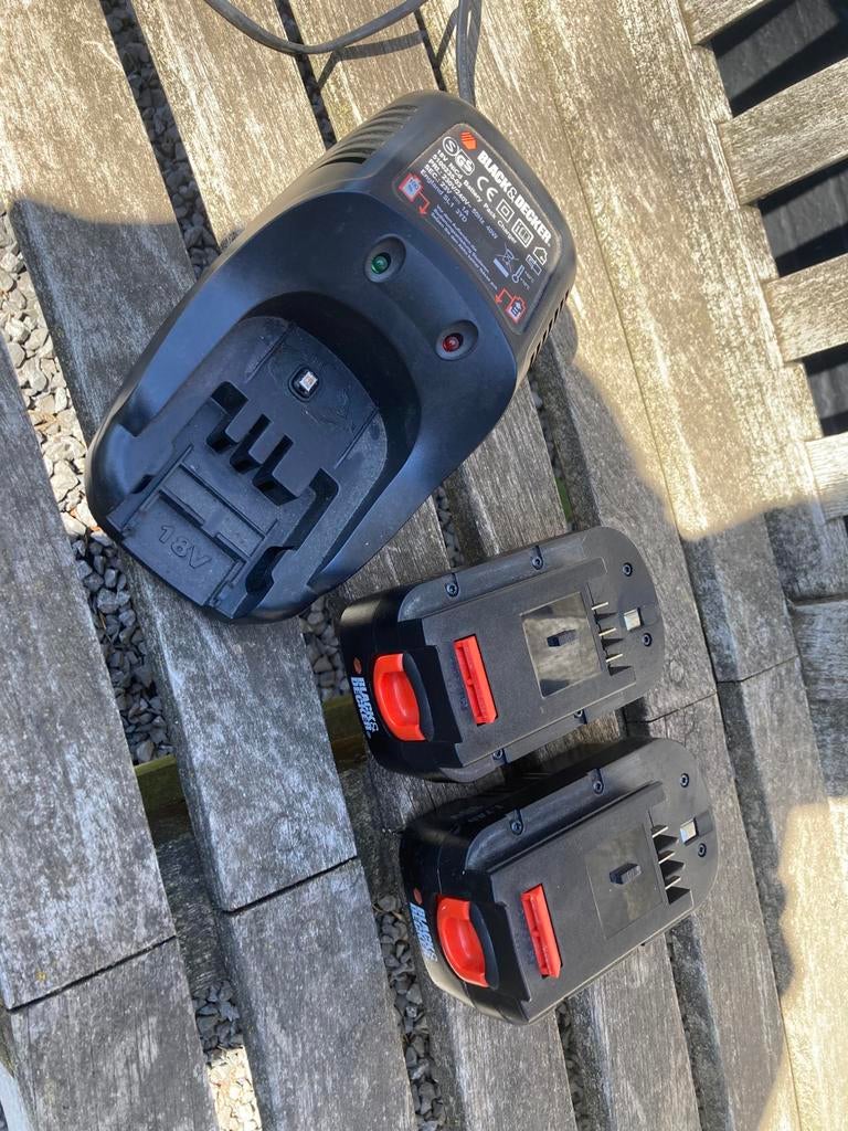 Black and decker - 1.7Ah 18v batterij - 2 stuks met lader, Ophalen, Gebruikt
