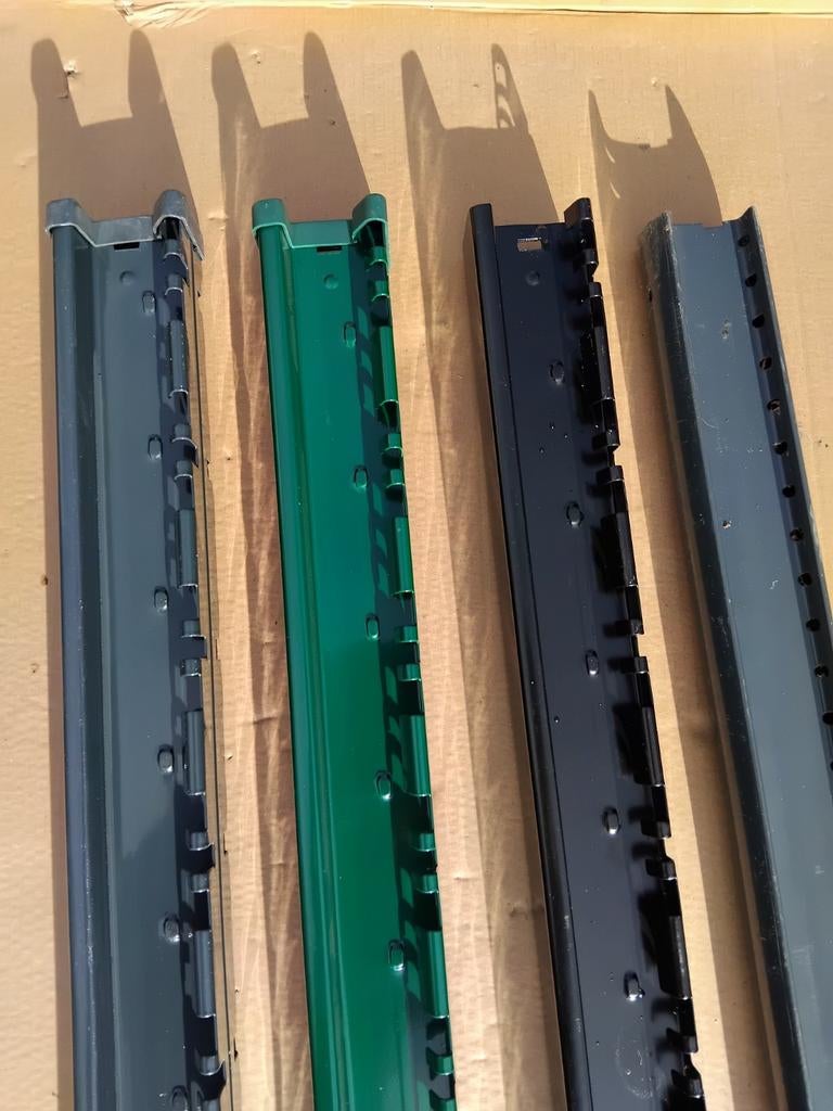 Poteaux ENCOCHE, H,CARRÉ gris, noir, vert., Jardin & Terrasse, Clôtures de jardin, Aluminium