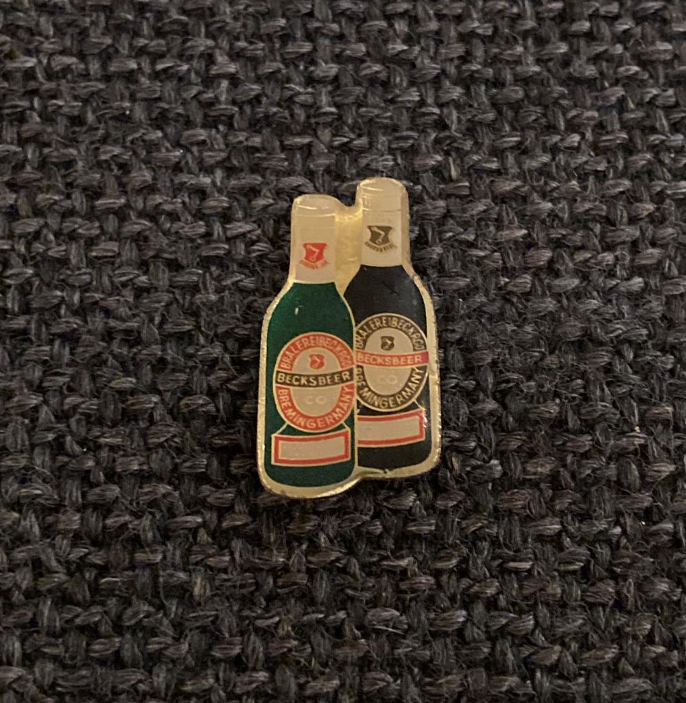 PIN - BECKSBEER - BIER - BIÈRE - BEER, Collections, Envoi, Utilisé, Marque, Insigne ou Pin's