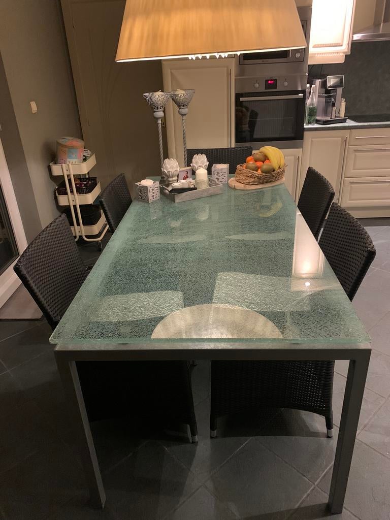 LA TABLE À MANGER DOIT ÊTRE INSTALLÉE DE TOUTE URGENCE, Maison & Meubles, Tables | Tables à manger, Comme neuf, Cinq personnes ou plus