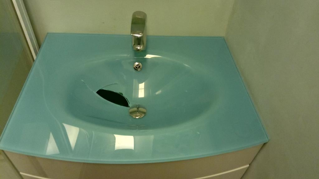 Cherche évier salle de bain en verre (Cf. photo), Maison & Meubles, Lavabo ou Évier, Enlèvement ou Envoi, Moins de 100 cm, Utilisé