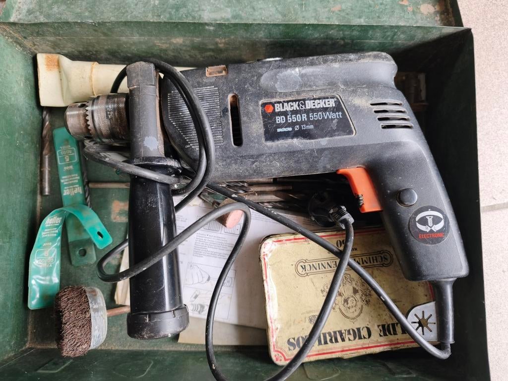 Black & Decker boormachine te koop met verschillende boren, Doe-het-zelf en Bouw, Zo goed als nieuw, Variabele snelheid, 400 tot 600 watt