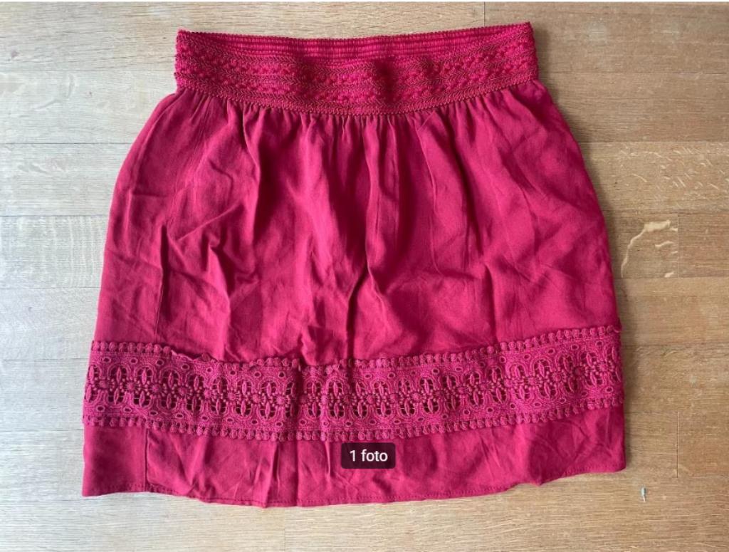 rode rok dames maat 40 2 eur, Kleding | Dames, Rokken, Zo goed als nieuw, Maat 38/40 (M), Rood, Knielengte, Ophalen of Verzenden