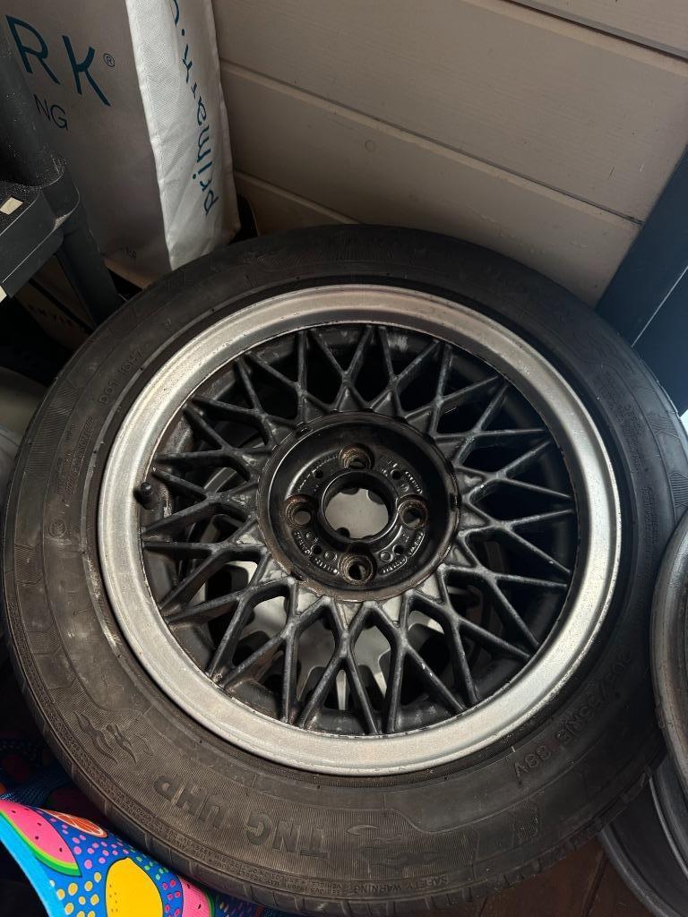 1x Bmw e30 bbs noir 15 pouces origine 4x100 et24 avec pneu, Autos : Pièces & Accessoires, Habitacle & Garnissage, BMW, Utilisé