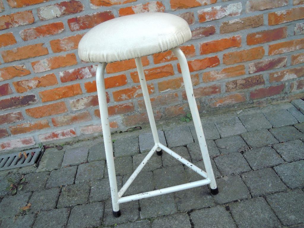 Ancien tabouret tripode avec assise en skaï, Enlèvement ou Envoi