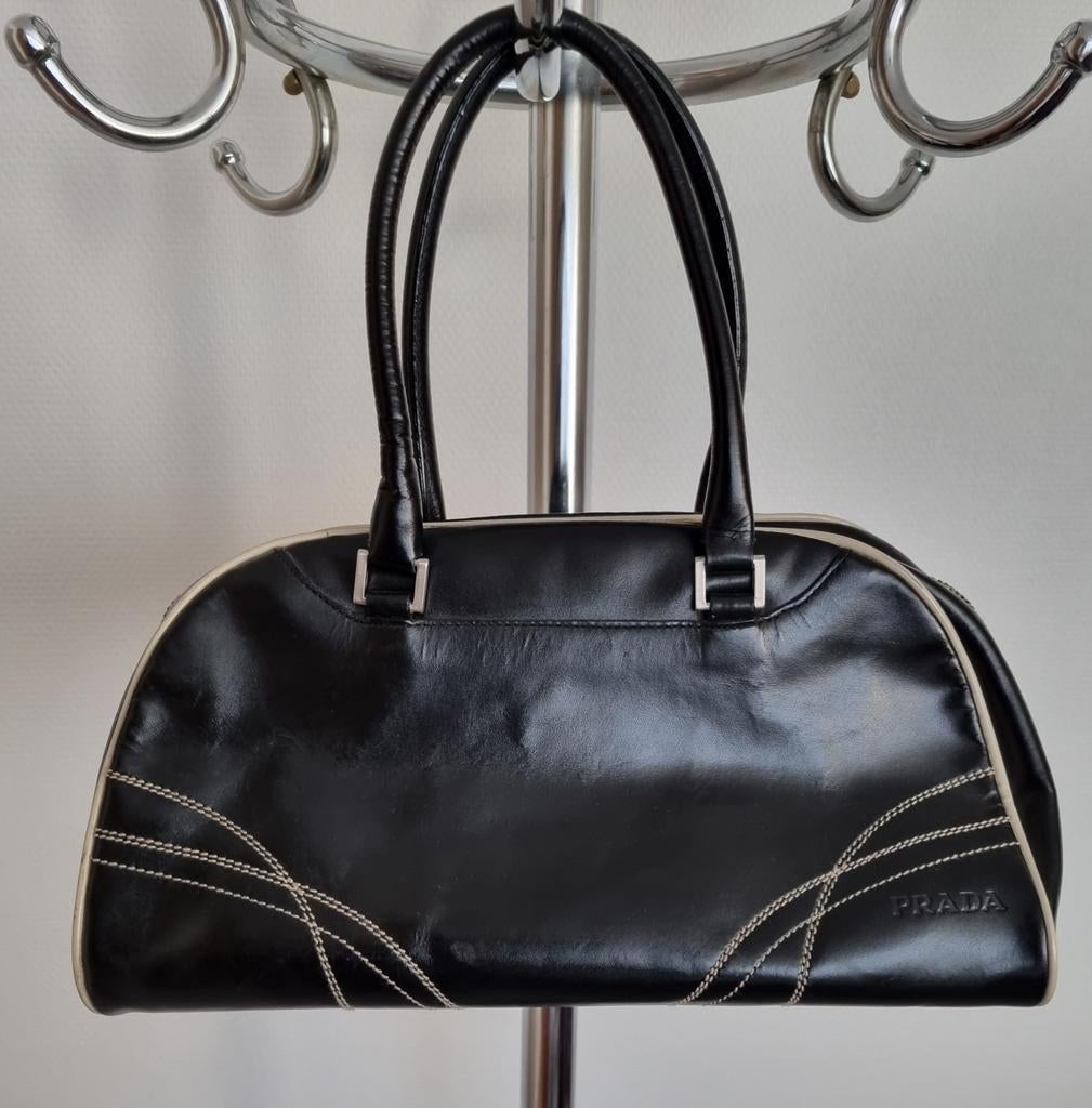 Prada Bowling tas, Ophalen