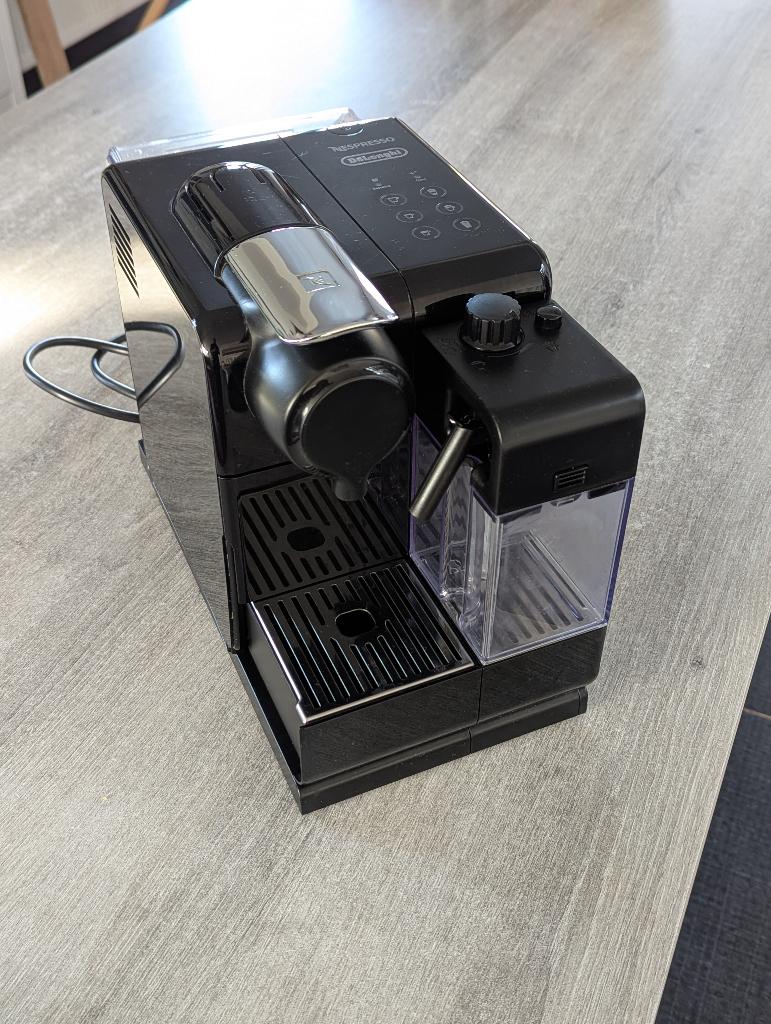 Machine à café Nespresso - Lattissima Touch Black Delonghi, Machine à espresso, Réservoir d'eau amovible, Enlèvement, Utilisé
