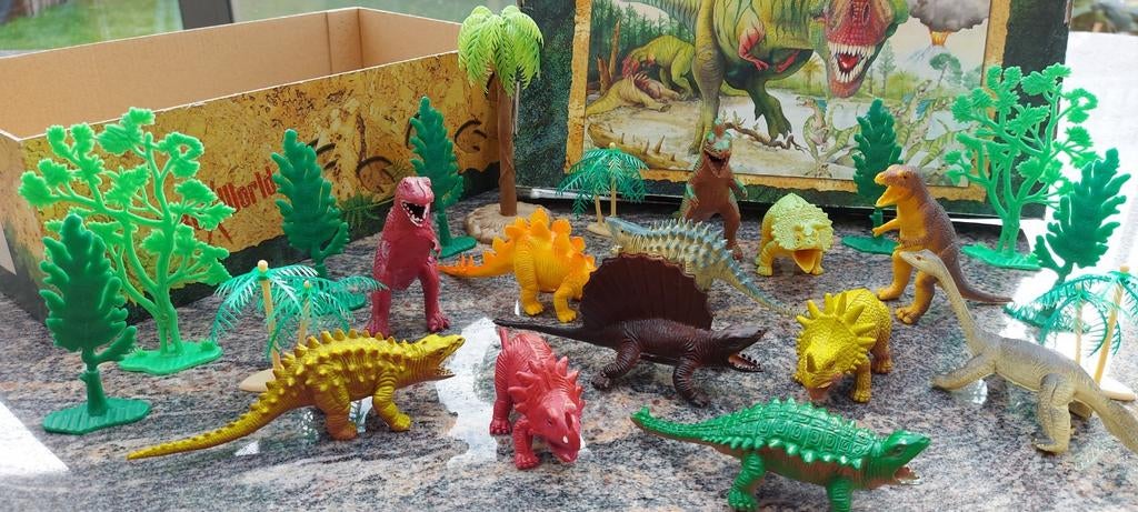 Dinosaures avec des arbres dans une boîte à dinosaures gr, Enfants & Bébés, Jouets | Figurines, Enlèvement ou Envoi, Comme neuf