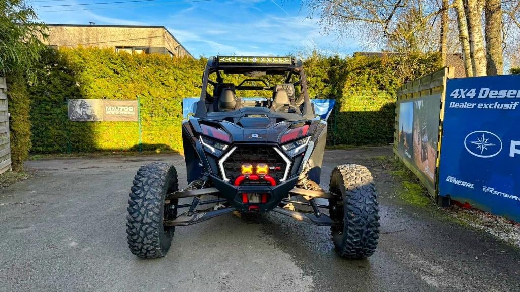 Polaris RZR, 2000 cm³, Plus de 35 kW, 4 cylindres
