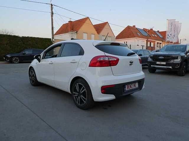 Kia Rio 1.2 i benzine 85pk 5d Business '15 104000km (97750), Auto's, Kia, Euro 6, Wit, 115 g/km, Bedrijf