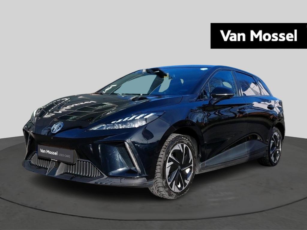 MG MG4 64 kWh Luxury, Auto's, MG, Automaat, Gebruikt, 1675 kg, Zwart