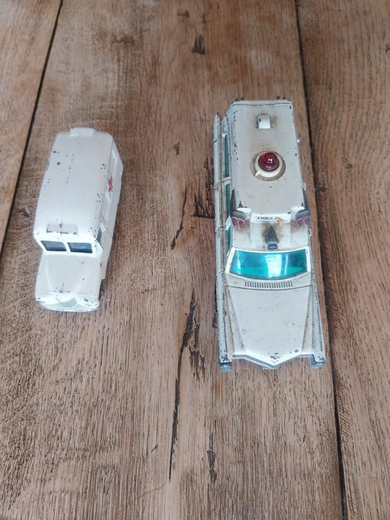 2 ambulances dinky toys, Enlèvement ou Envoi