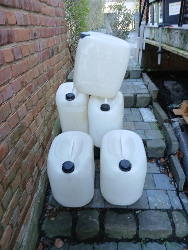 5 bidons pour mazout ou essence utilisés une seule fois, Ophalen