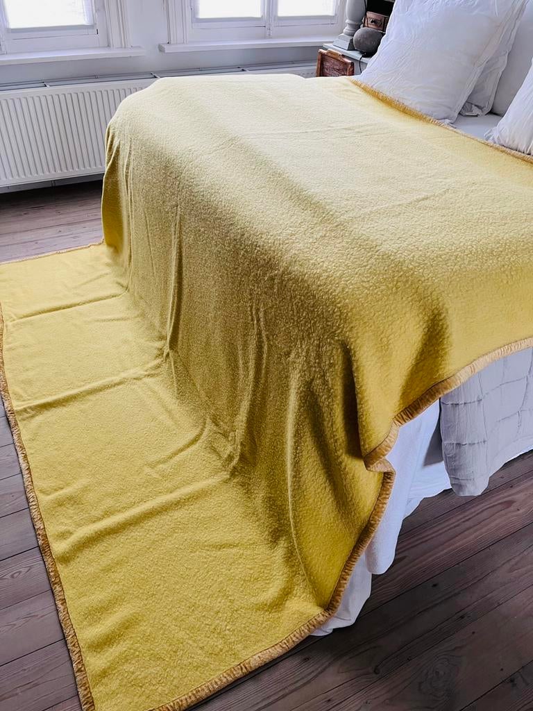 SOLE MIO XL DEKEN WOL ZACHTGEEL ZGSTAAT, Huis en Inrichting, Slaapkamer | Beddengoed, Geel, Tweepersoons, Ophalen of Verzenden
