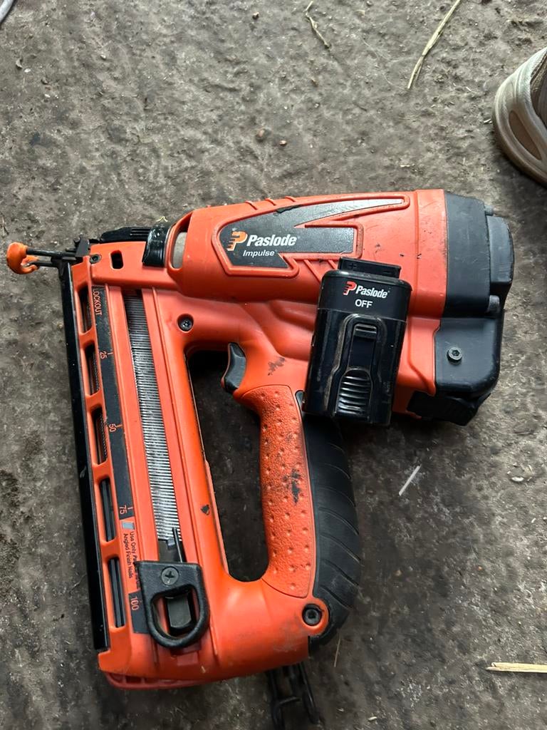 Makita machines accu & paslode bradtser, Ophalen