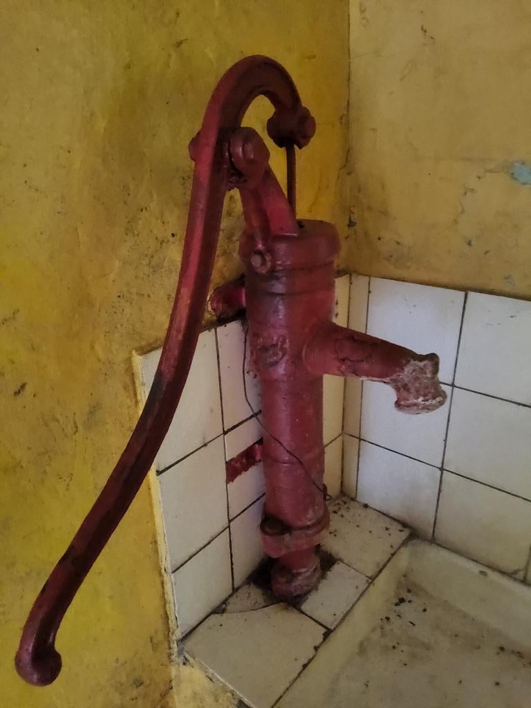 Oude pomp in gietijzer, Tuin en Terras, Waterpompen, Ophalen, Gebruikt, Handmatig, Bronpomp