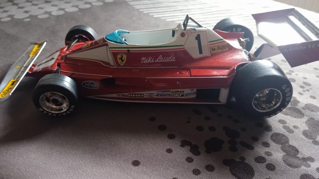 FERRARI 312 T2 NIKI LAUDA échelle 1/24 ieme, Ophalen