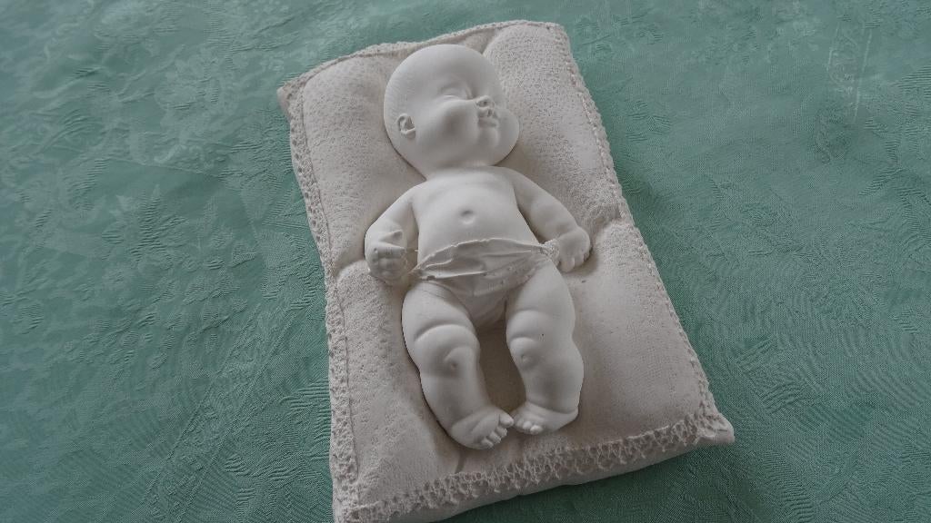 BÉBÉ SUR UN OREILLER EN PLÂTRE, Enlèvement ou Envoi