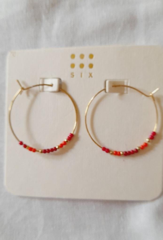 Jolies petites boucles d'oreilles rouges