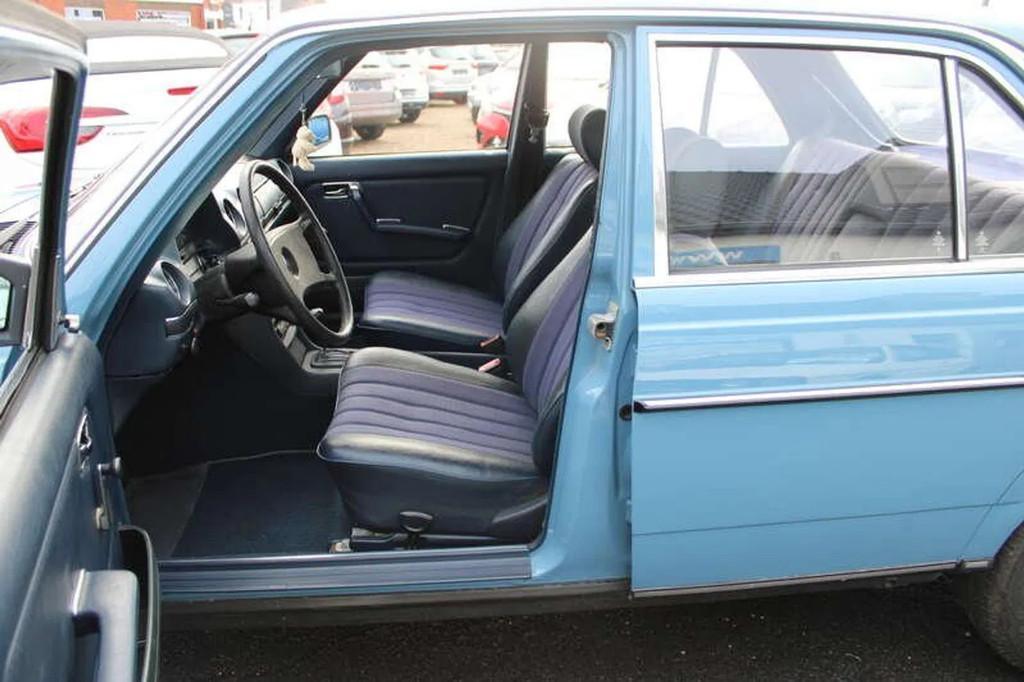 Mercedes-Benz 200-serie 200 NIEUWSTAAT BOVEN EN ONDER!, Auto's, Oldtimers, Automaat, Zwart, Blauw, Mercedes-Benz