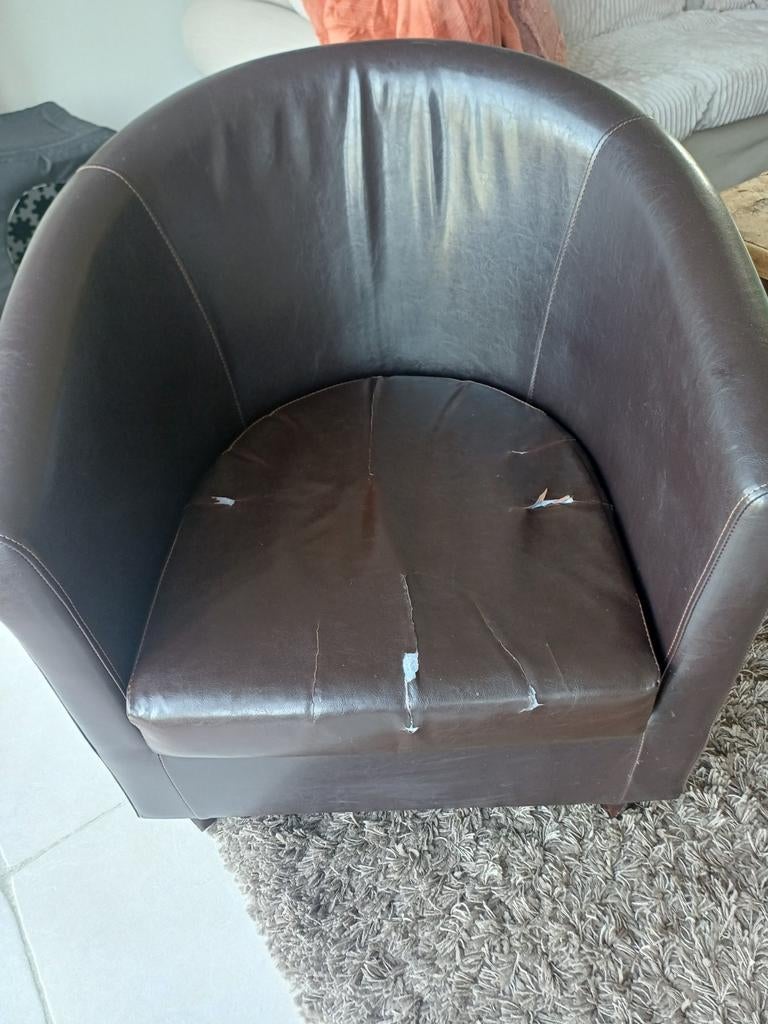 Assise marron en similicuir, coussin endommagé, Maison & Meubles, Enlèvement