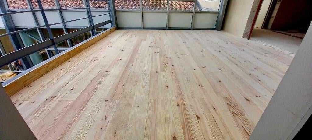RESTES DE BOIS ; PARQUET EN PIN DE 150 M2, ENTOURÉ DE LAITON, Enlèvement