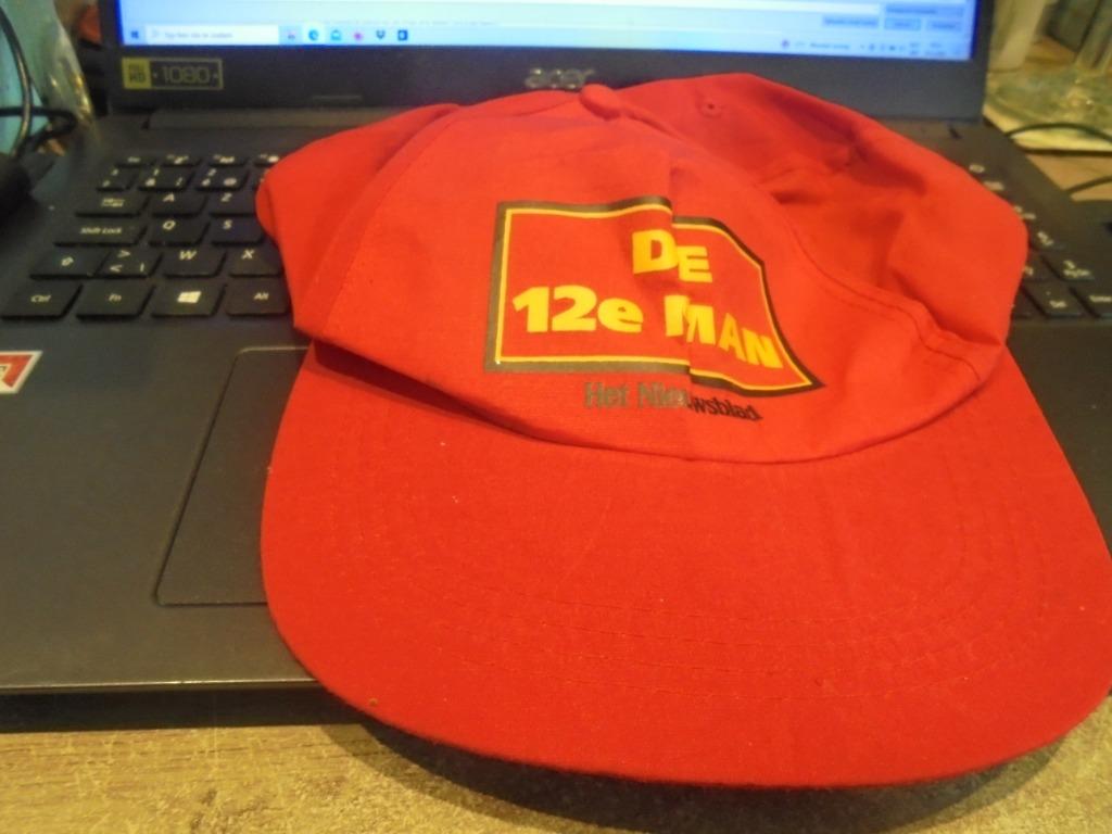 pet Rode Duivels 12man, Ophalen of Verzenden, Zo goed als nieuw, Pet of Muts