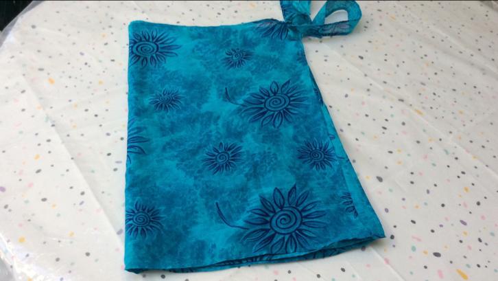 Belle couverture bleue à porter sur les maillots de bain., Enlèvement ou Envoi, Comme neuf, Bleu, Autres types