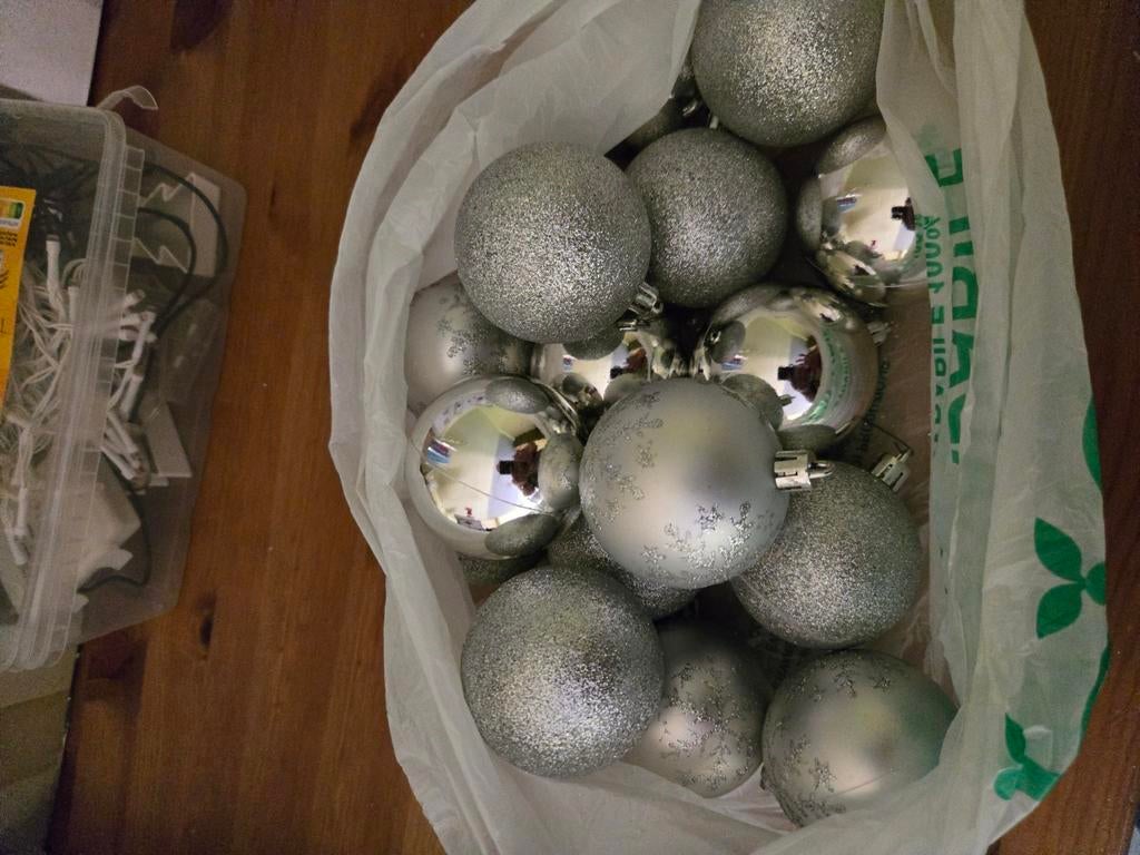 Boule de noel grise, Enlèvement