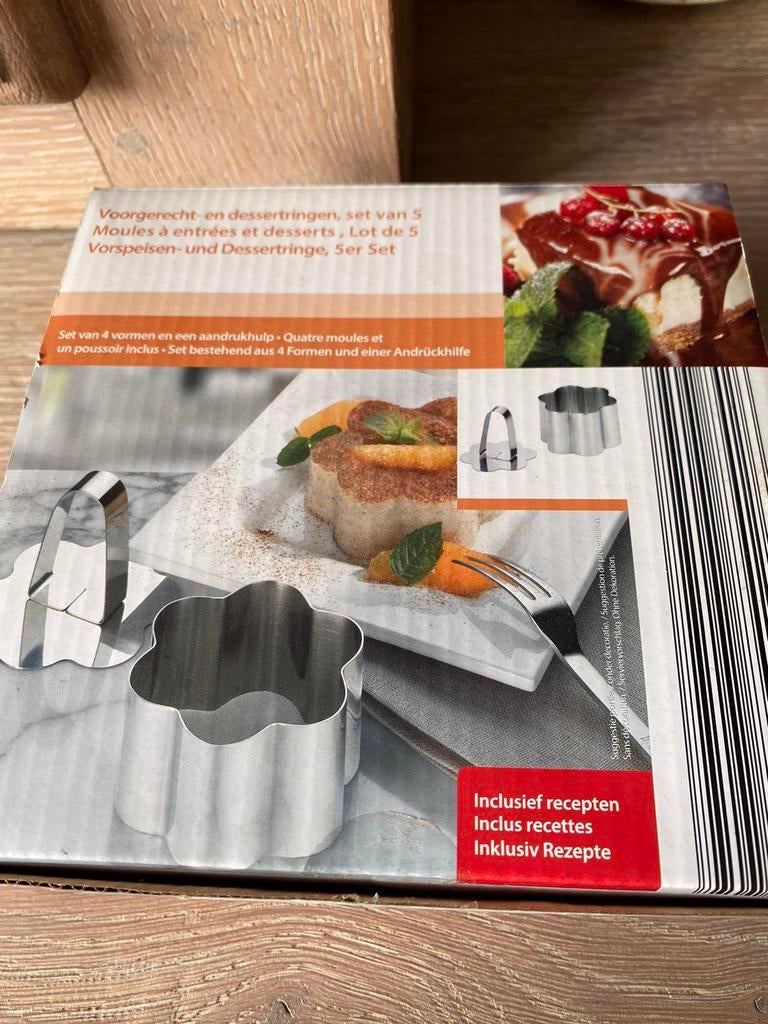 Emporte-pièces, lot de 4 avec poussoir, Neuf