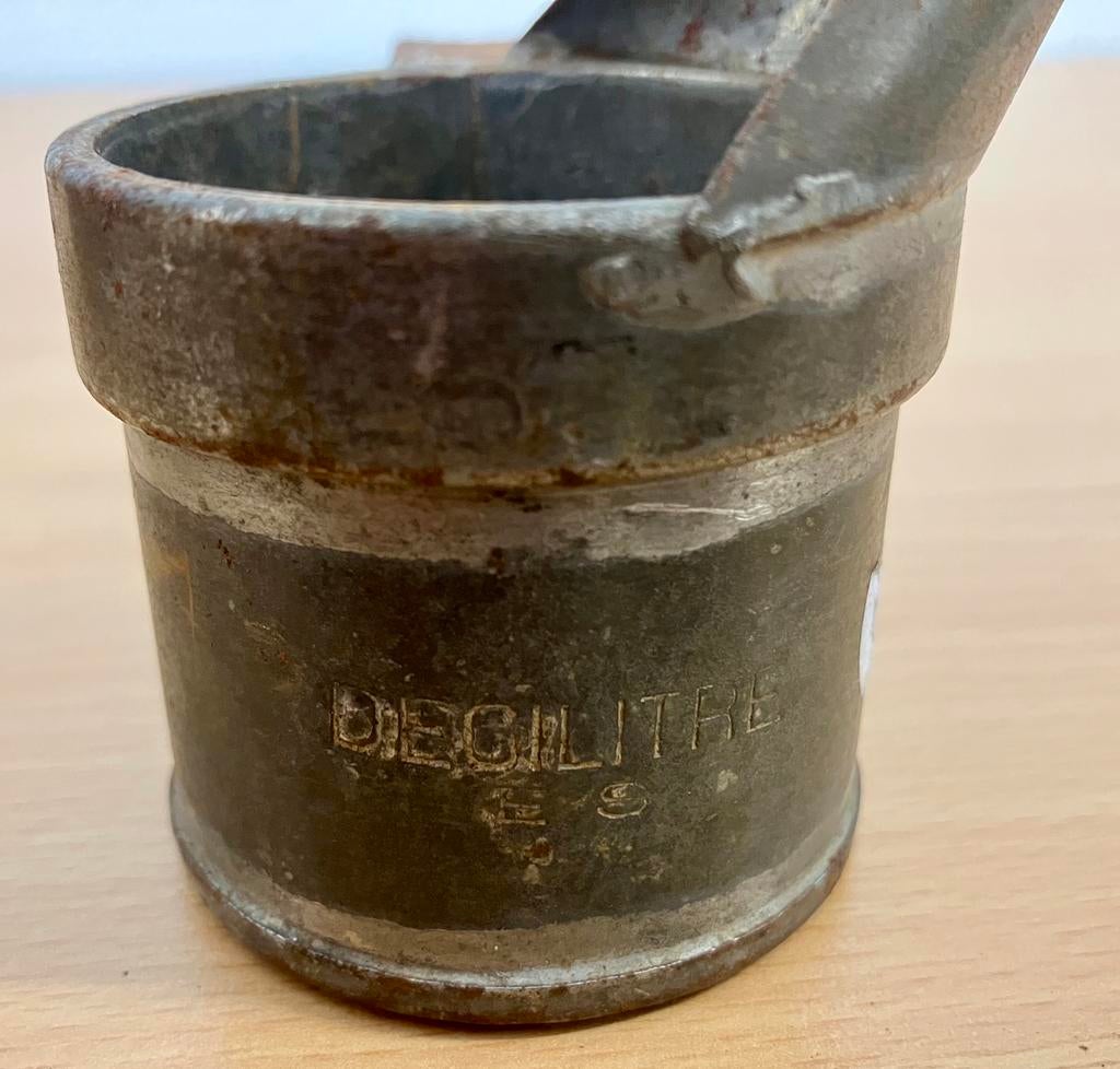 Série de mesurettes en fer. Décilitre et 1/2 décilitre.