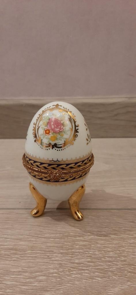 Porseleinen ei, Enlèvement ou Envoi