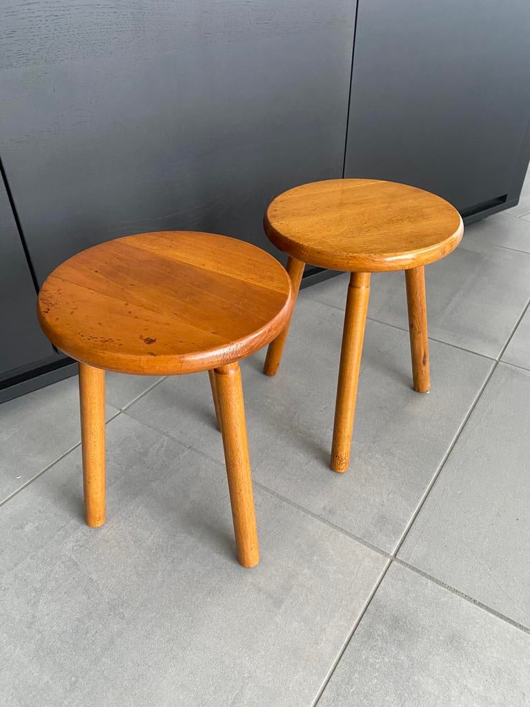 Twee vintage houten krukjes / melkstoeltjes /plantenstaander, Ophalen